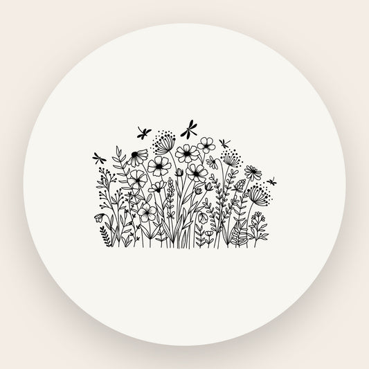 Detailansicht des floralen Wildblumen-Designs auf satiniertem Windlicht.