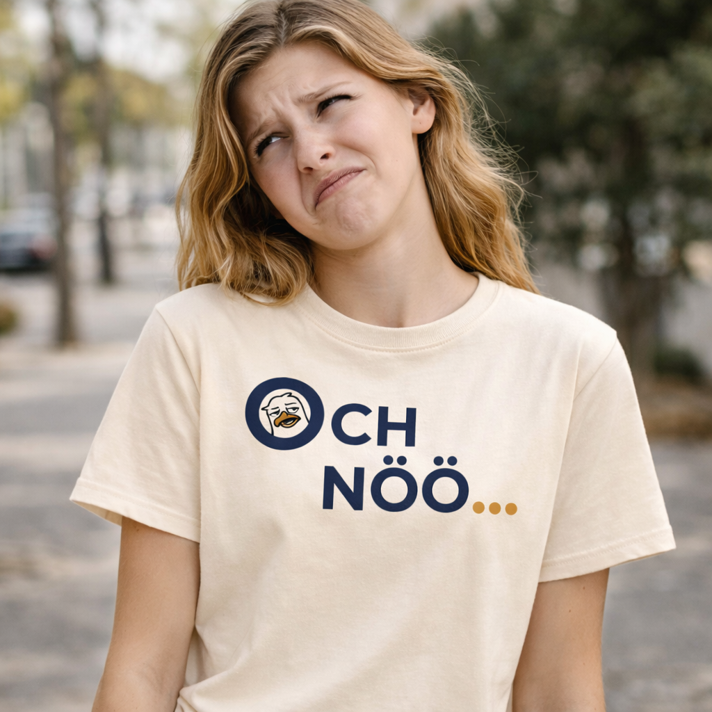 Junges Mädchen trägt naturfarbenes T-Shirt mit Schriftzug " Och Nöö"