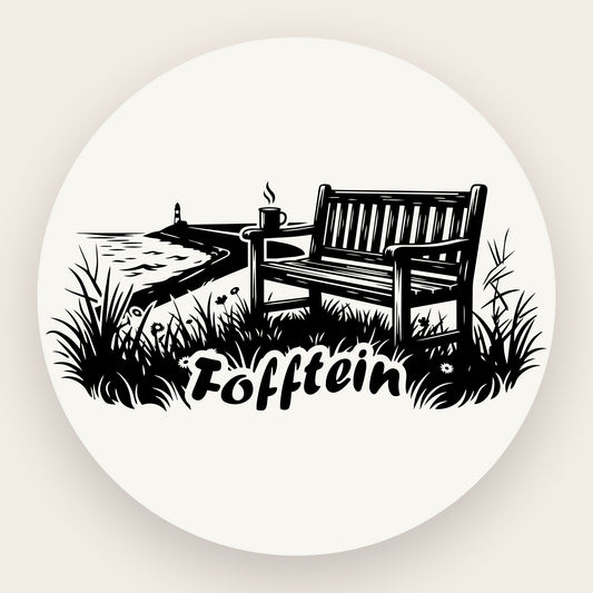 Schwarze Grafik auf Edelstahl: Eine einsame Holzbank vor einer Graslandschaft am Deich, im Hintergrund ein Leuchtturm am Horizont und der Schriftzug „Fofftein“ im Vordergrund.