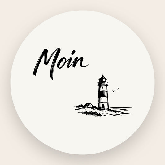 Schwarze Grafik auf weißem Grund: Ein minimalistischer Leuchtturm an der Küste mit kleinen Vögeln und dem handschriftlichen Wort „Moin“.
