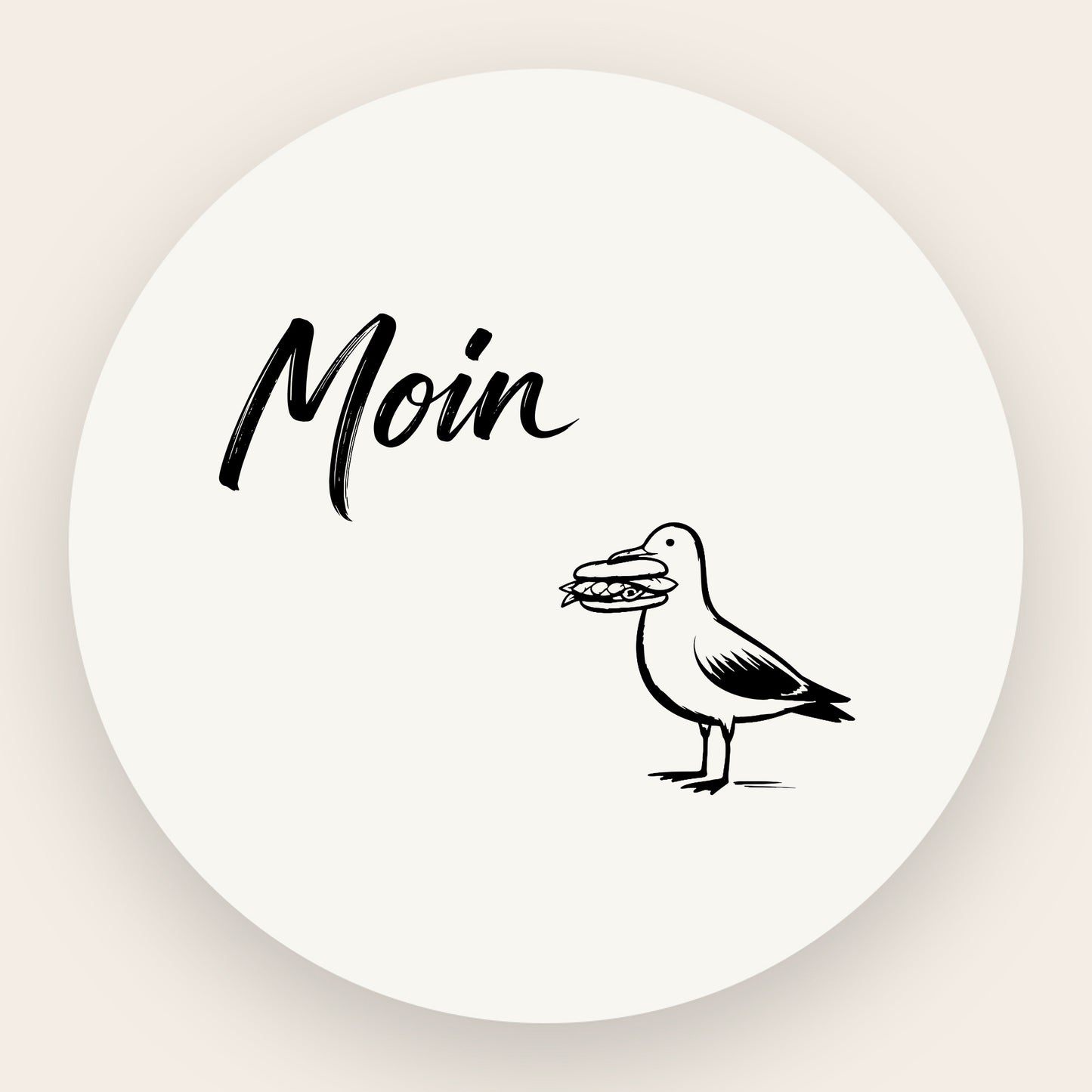 Schwarze Grafik einer stehenden Möwe mit Fischbrötchen im Schnabel, minimalistischer nordischer Stil auf satiniertem Grund.