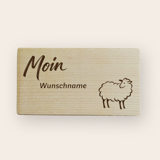 Beispiel für die Namensgravur auf dem Schaf-Holzbrettchen