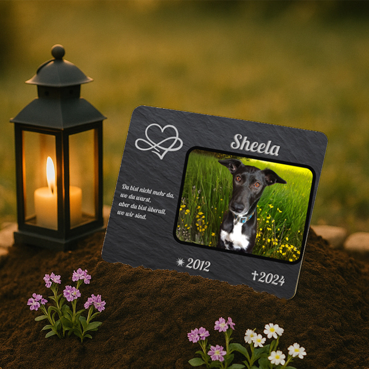 Stimmungsvolle Gedenktafel in Schieferoptik an einer Ruhestätte mit Blumen und Laterne – personalisierbar mit Foto und Name.