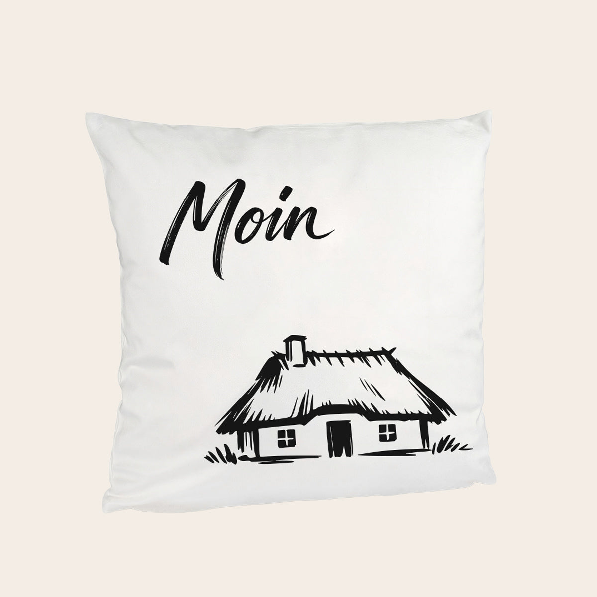Dekokissen mit einer traditionellen Reetdachkate und Moin-Gruß auf einer besonders weichen Oberfläche.