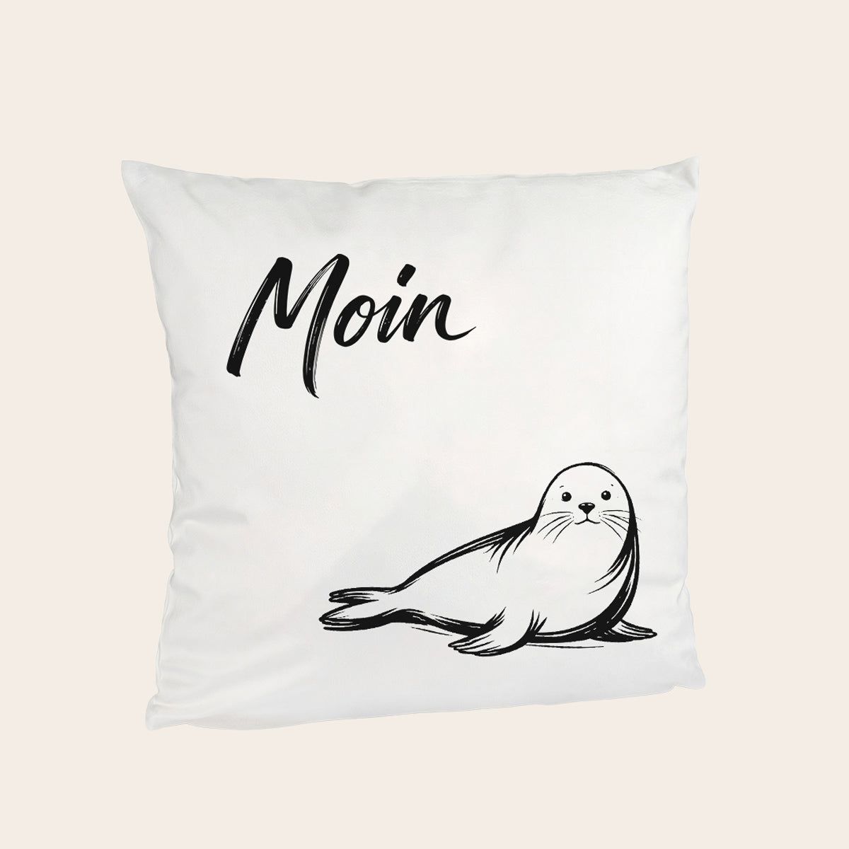 Flauschiges Kuschelkissen mit einer kleinen Robbe und Moin-Schriftzug, ideal für eine nordische Dekoration.