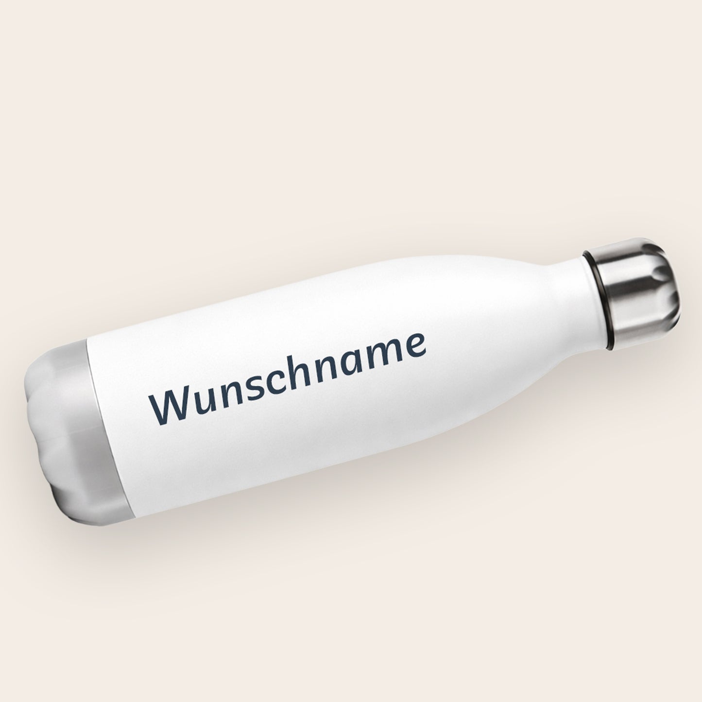 Rückansicht der weißen Thermoflasche mit einer Beispieldruck „Wunschname“ zur Veranschaulichung der Personalisierung.