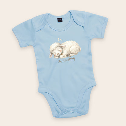 Bio-Babybody in hellblau mit schlafendem Lamm und Schriftzug Seute Jung