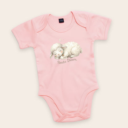 Bio-Babybody Kurzarm in Rosa mit dem Motiv Schlafendes Lamm