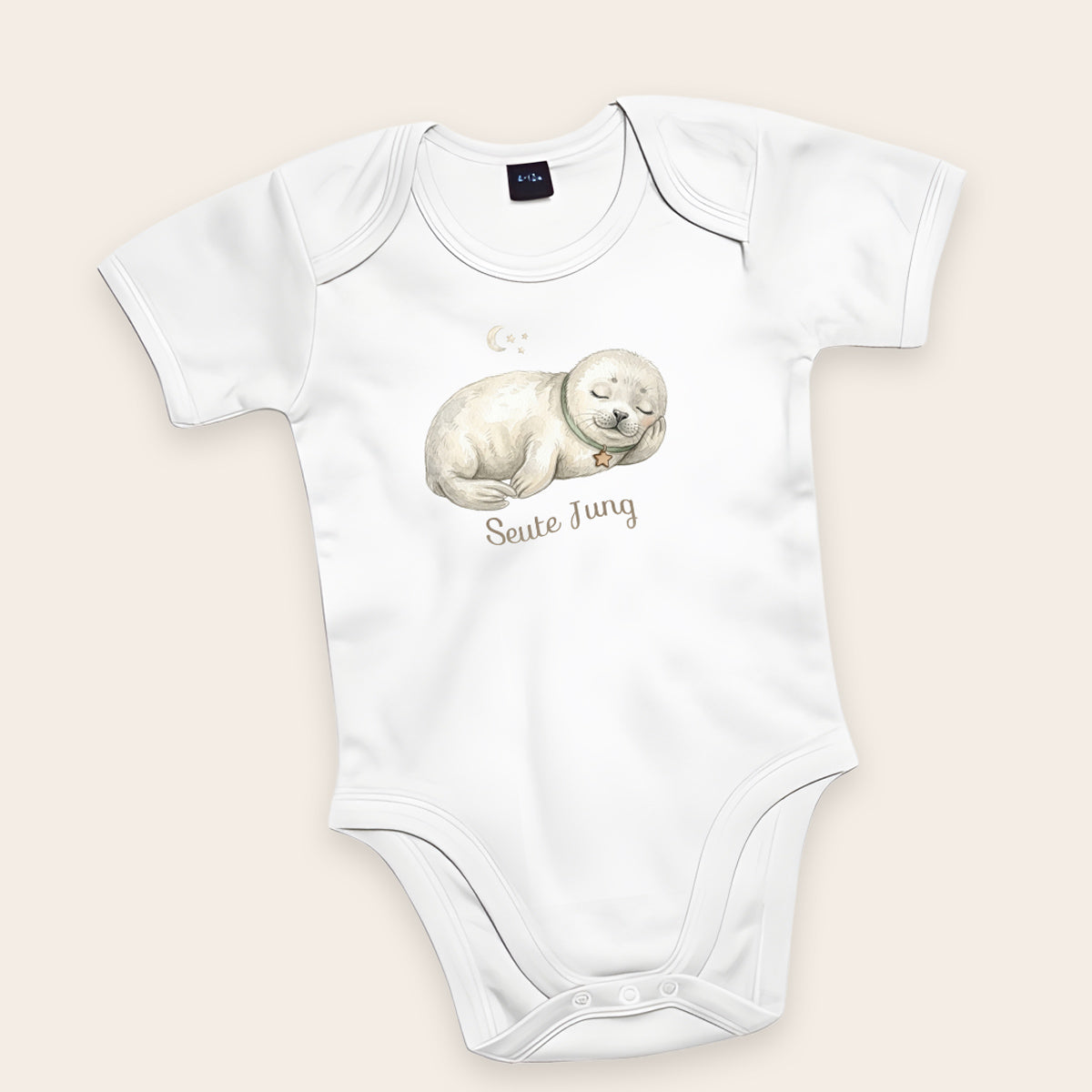 Weißer Bio-Babybody mit schlafender Robbe und Schriftzug Seute Jung