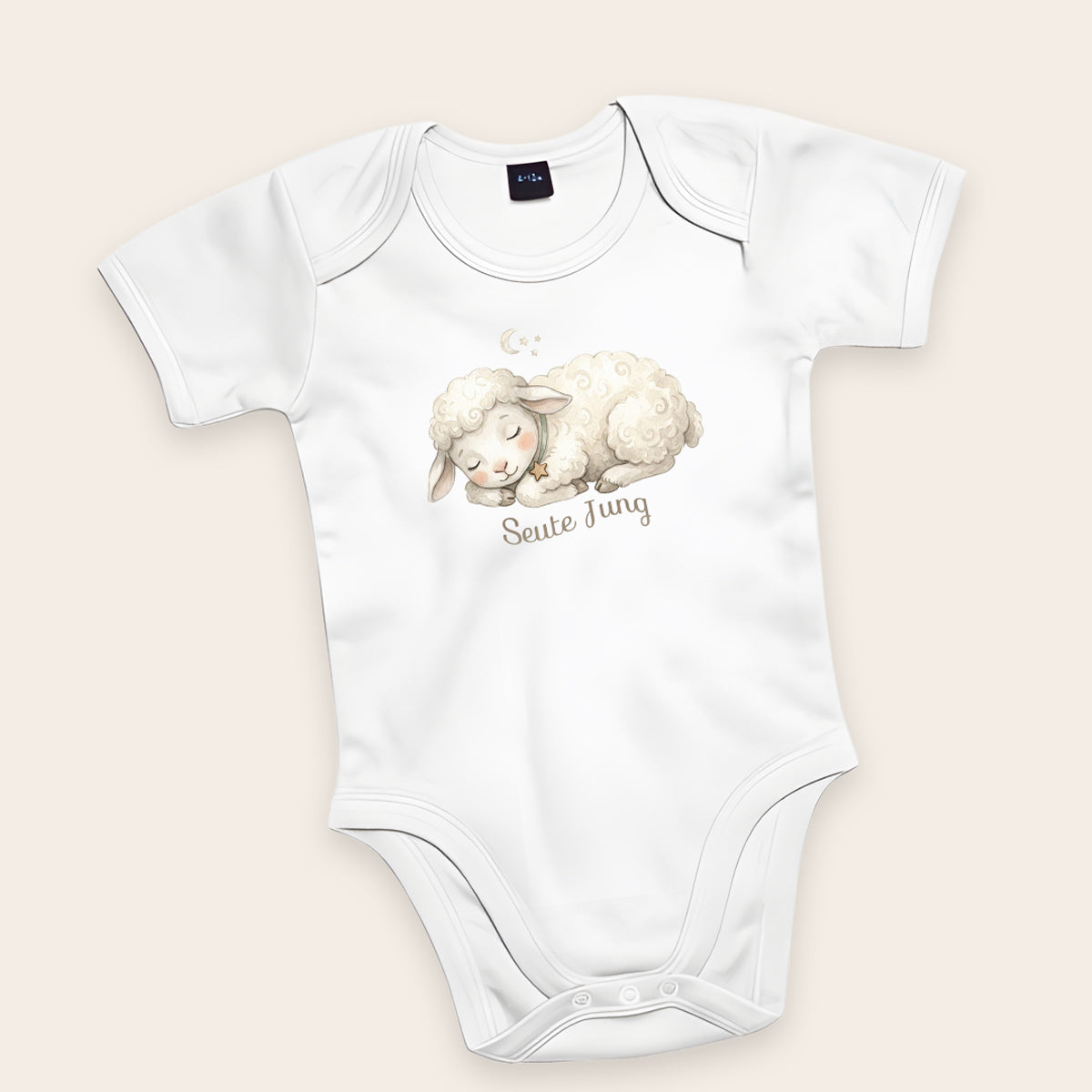 Bio-Babybody in Weiß mit schlafendem Lamm und Schriftzug Seute Jung