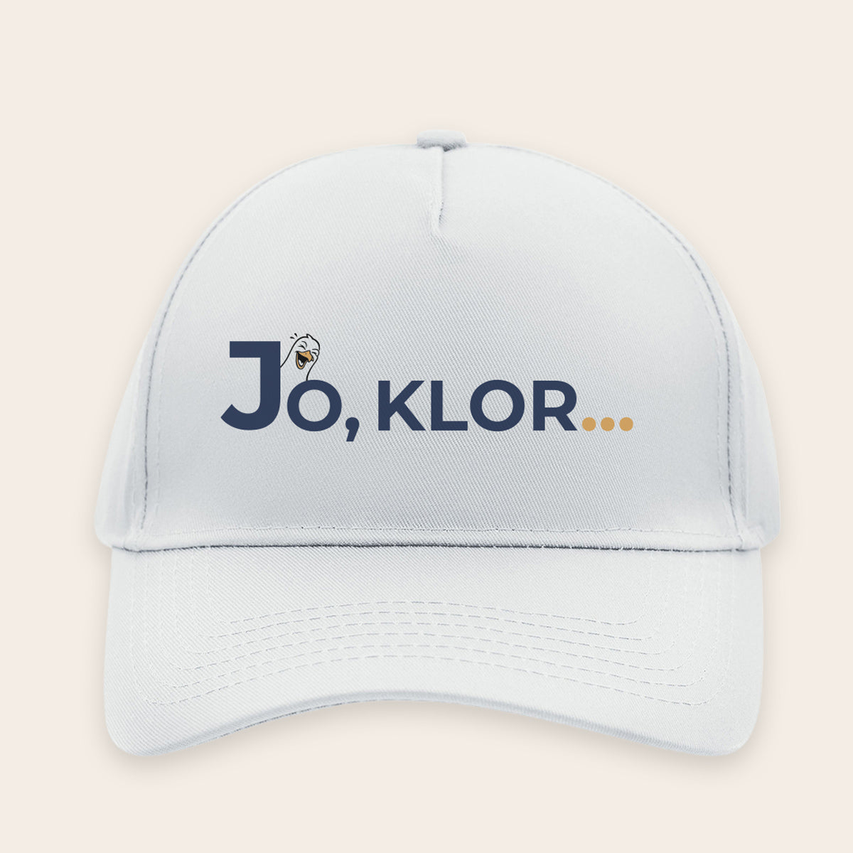 Weiße Cap mit norddeutschem 'Jo, klor' Print – minimalistisches Möwen-Design.