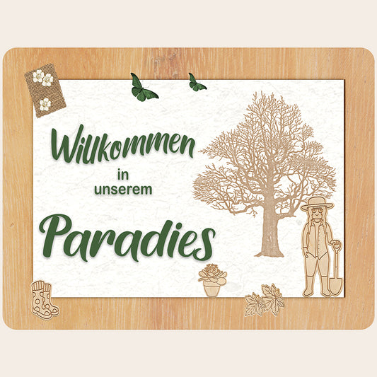Dekoratives Gartenschild "Willkommen in unserem Paradies" mit Baum- und Gärtner-Illustration auf Aluminium-Verbundplatte.
