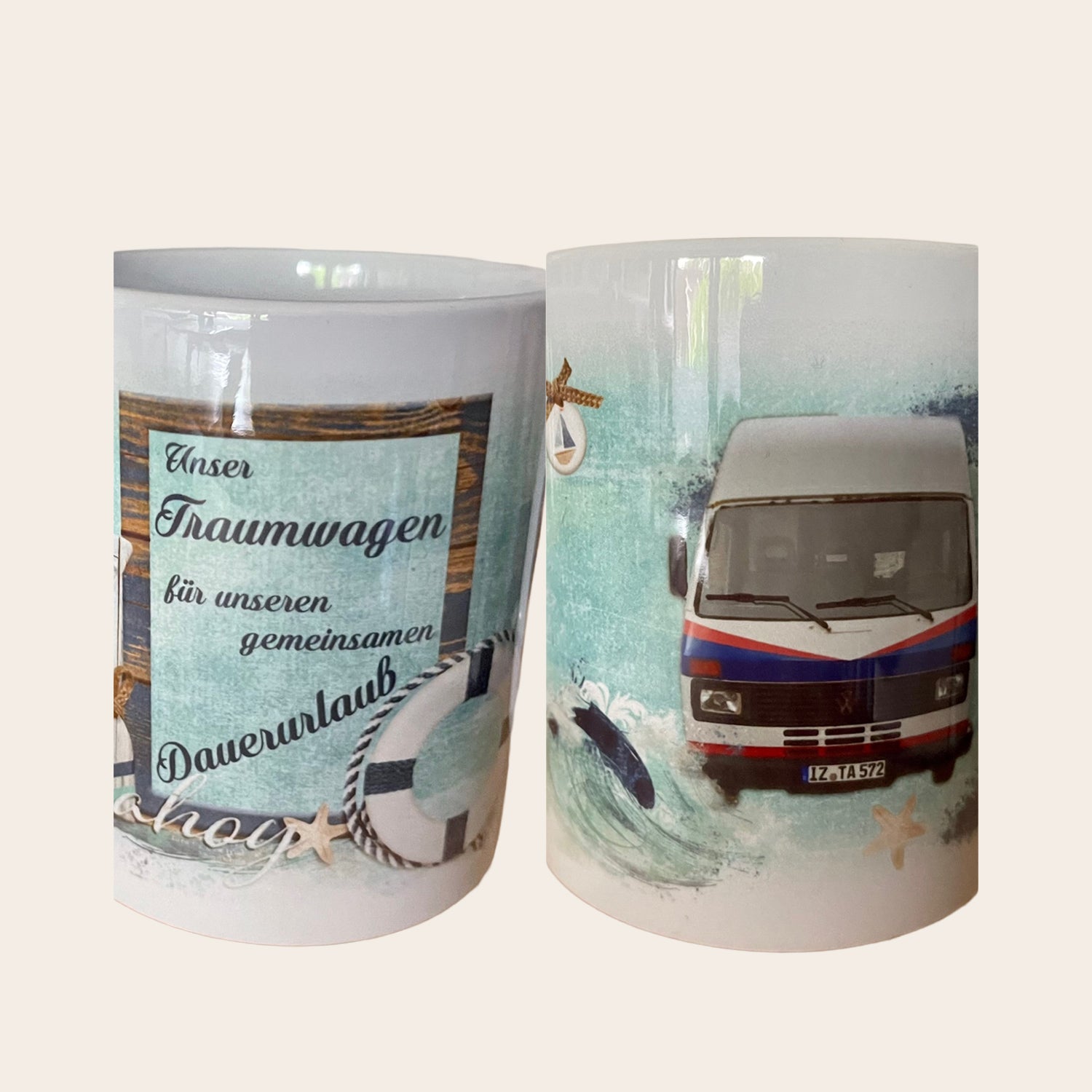 Keramikbecher mit individuell gestaltetem VW Bus Motiv und maritimen Elementen, personalisierte Tasse gefertigt in Itzehoe