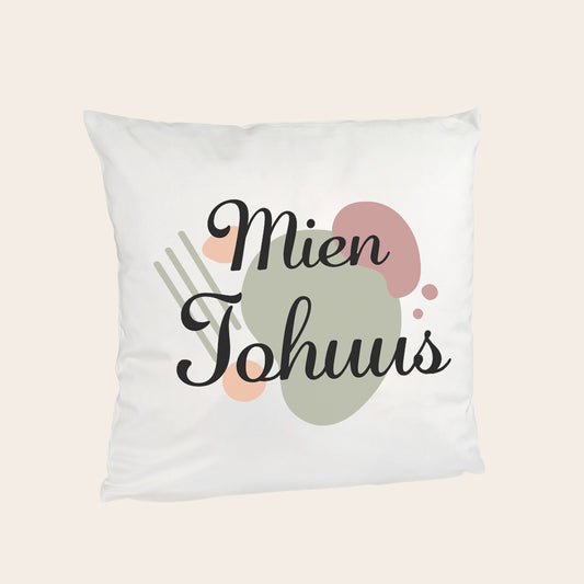Weißes Dekokissen mit plattdeutschem Schriftzug 'Mien Tohuus' und organischen Pastell-Elementen – 40x40 cm, Soft-Touch Oberfläche, inkl. Füllung.