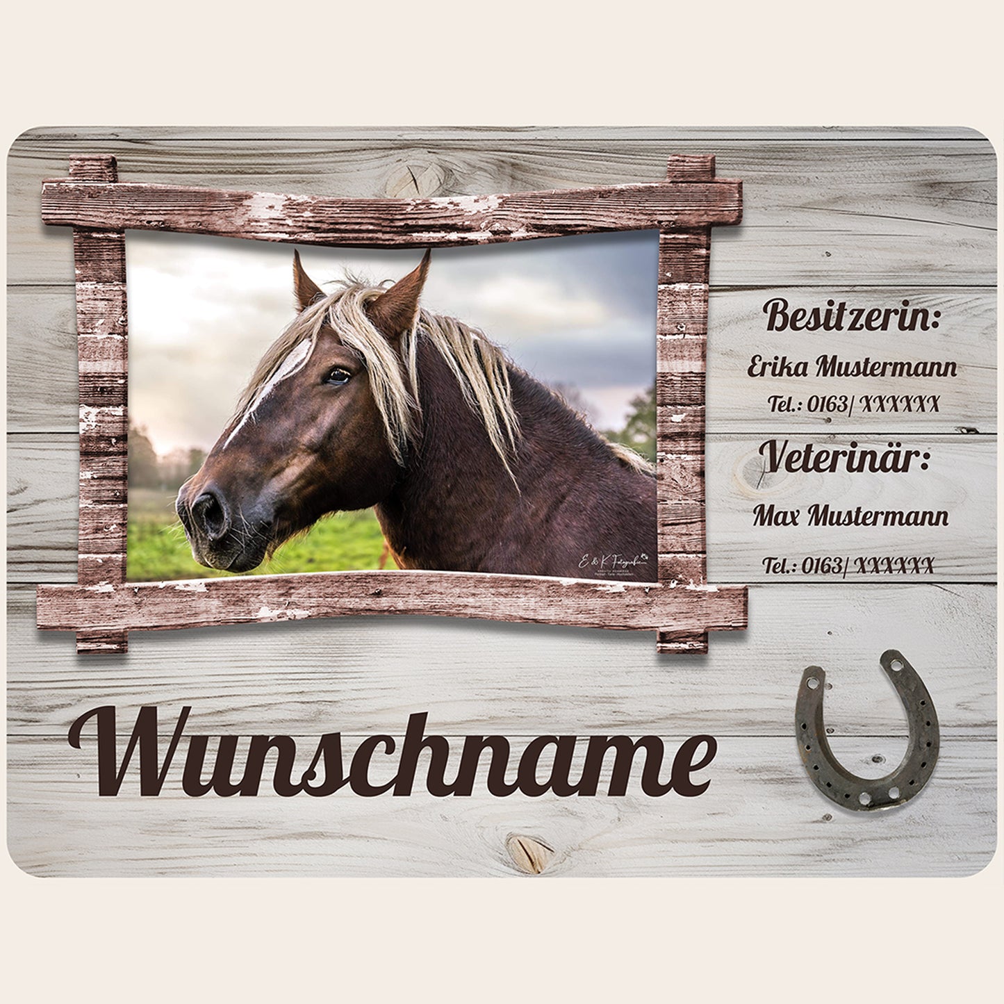 Individuelles Stallschild mit eigenem Pferdefoto und Name auf Aluminium-Verbundplatte, abgerundete Ecken.