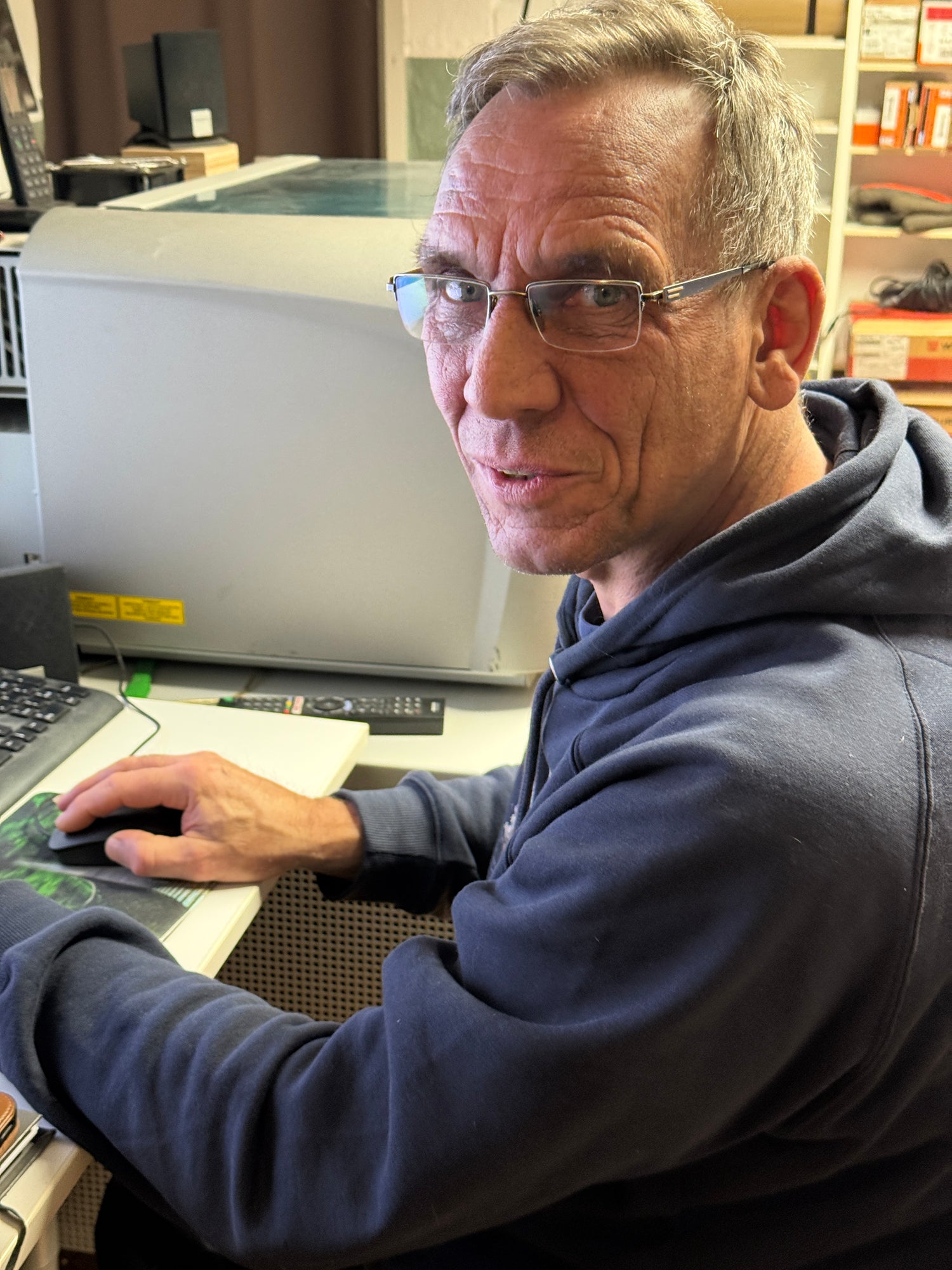 Stefan von Dein Printwerk bei der Erstellung präziser technischer Zeichnungen und Designs am PC in Itzehoe.