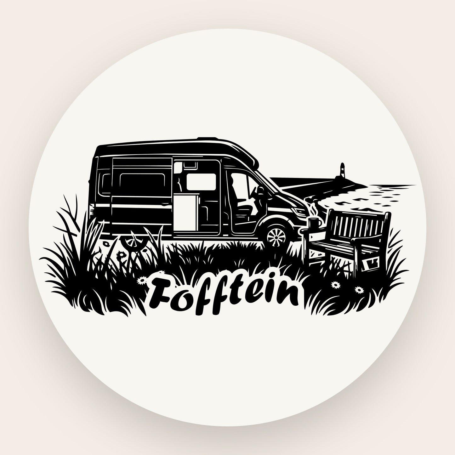 Schwarze Grafik auf Edelstahl: Ein Camping-Bus steht in einer Wiese mit Gräsern und Blumen, darunter der Schriftzug „Fofftein“ in markanter Schrift.