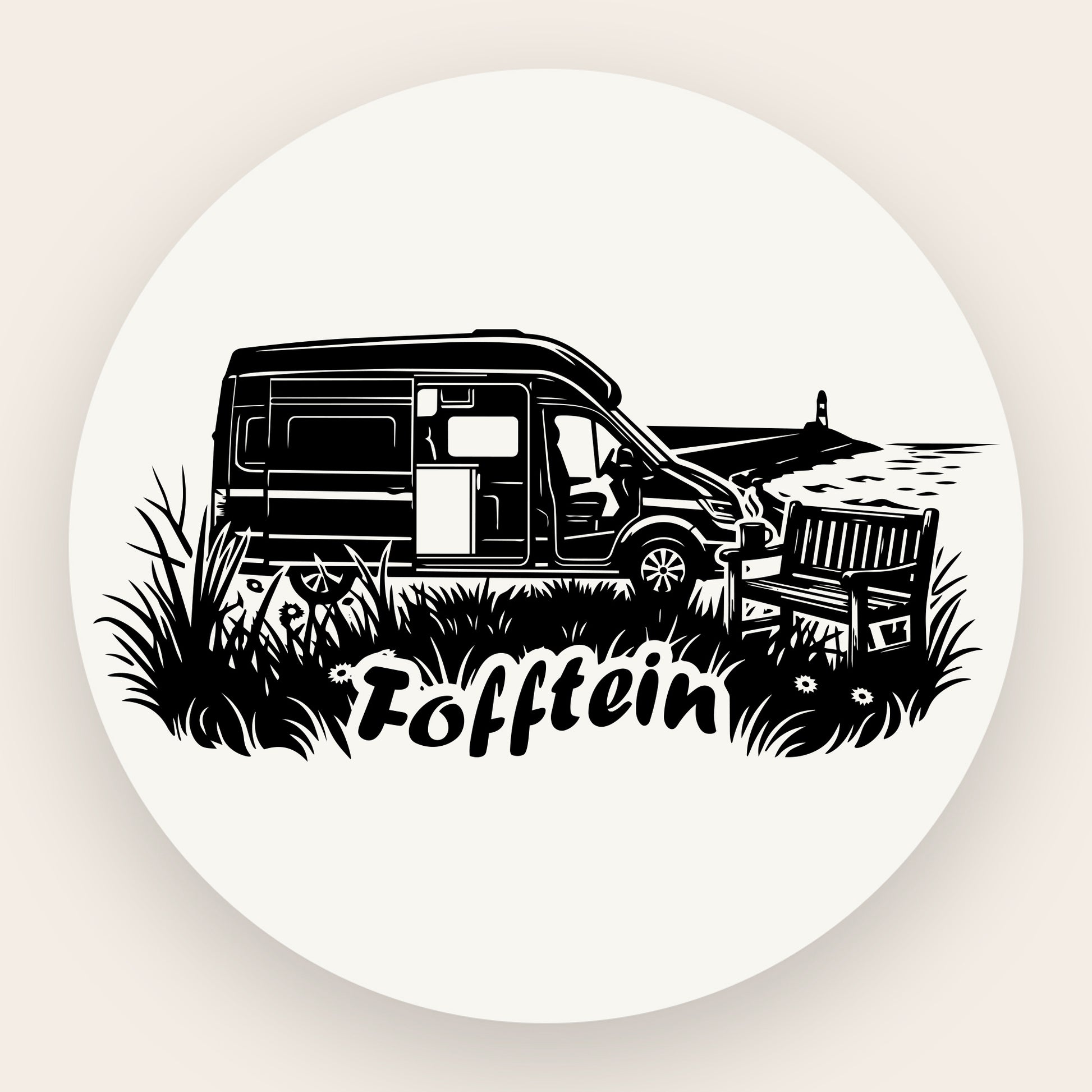Schwarze Grafik auf Edelstahl: Ein Camping-Bus steht in einer Wiese mit Gräsern und Blumen, darunter der Schriftzug „Fofftein“ in markanter Schrift.