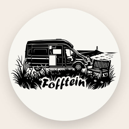 Schwarze Grafik auf Edelstahl: Ein Camping-Bus steht in einer Wiese mit Gräsern und Blumen, darunter der Schriftzug „Fofftein“ in markanter Schrift.