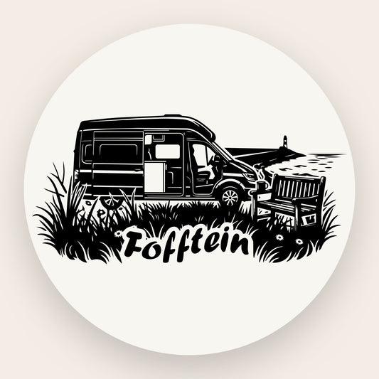Schwarze Grafik auf Edelstahl: Ein Camping-Bus steht in einer Wiese mit Gräsern und Blumen, darunter der Schriftzug „Fofftein“ in markanter Schrift.