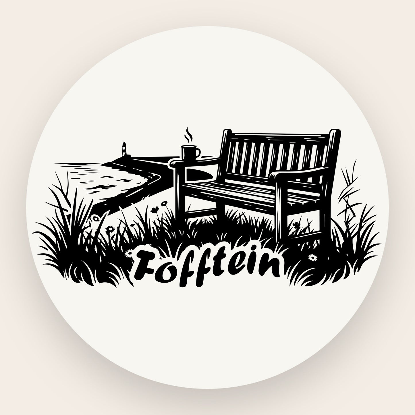 Schwarze Grafik auf Edelstahl: Eine einsame Holzbank vor einer Graslandschaft am Deich, im Hintergrund ein Leuchtturm am Horizont und der Schriftzug „Fofftein“ im Vordergrund.