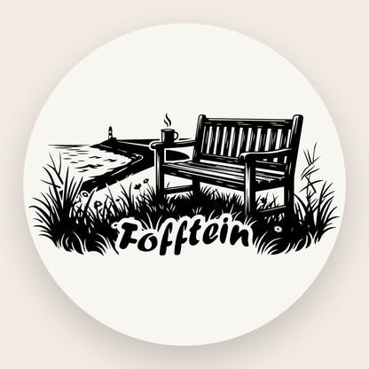 Schwarze Grafik auf Edelstahl: Eine einsame Holzbank vor einer Graslandschaft am Deich, im Hintergrund ein Leuchtturm am Horizont und der Schriftzug „Fofftein“ im Vordergrund.