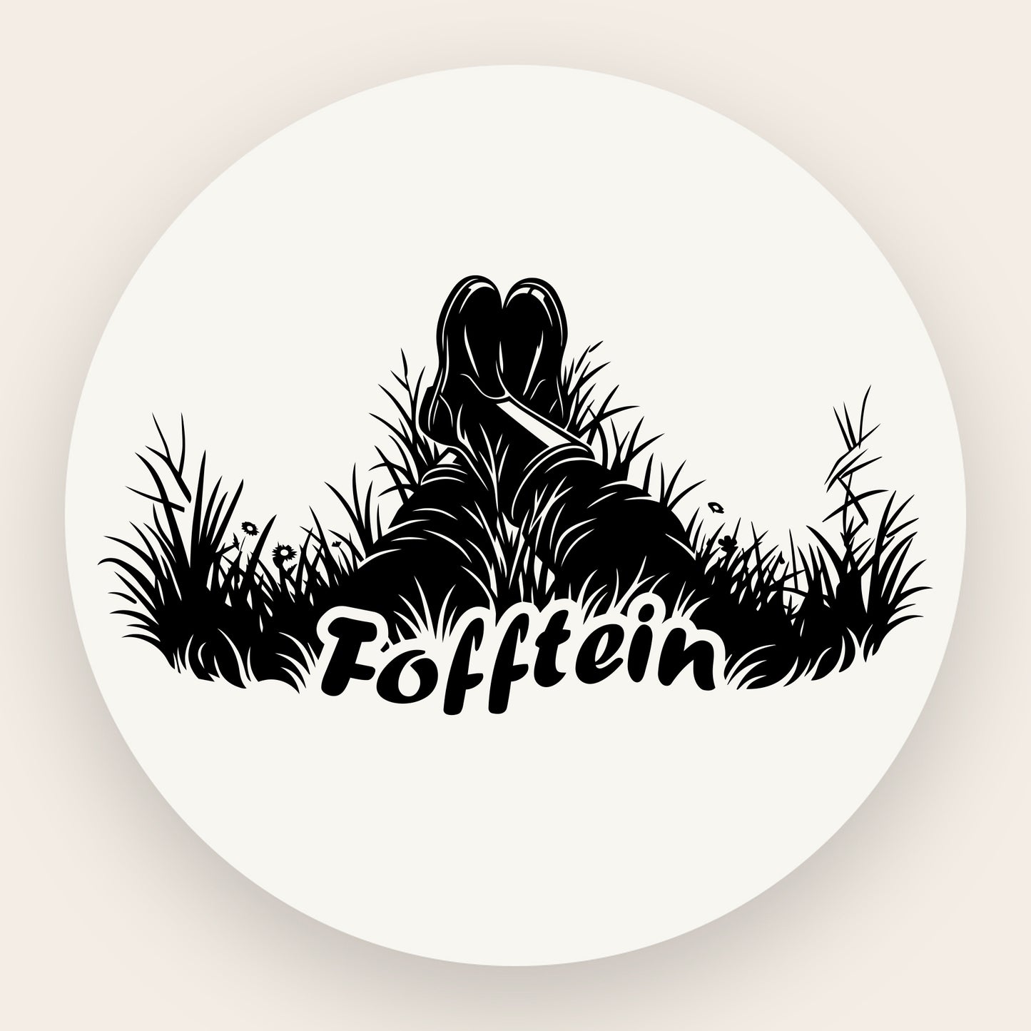 Schwarze Grafik auf Edelstahl: Detailansicht von zwei Gummistiefeln, die entspannt im hohen Gras liegen, darunter der Schriftzug „Fofftein“ in klarer Typografie.