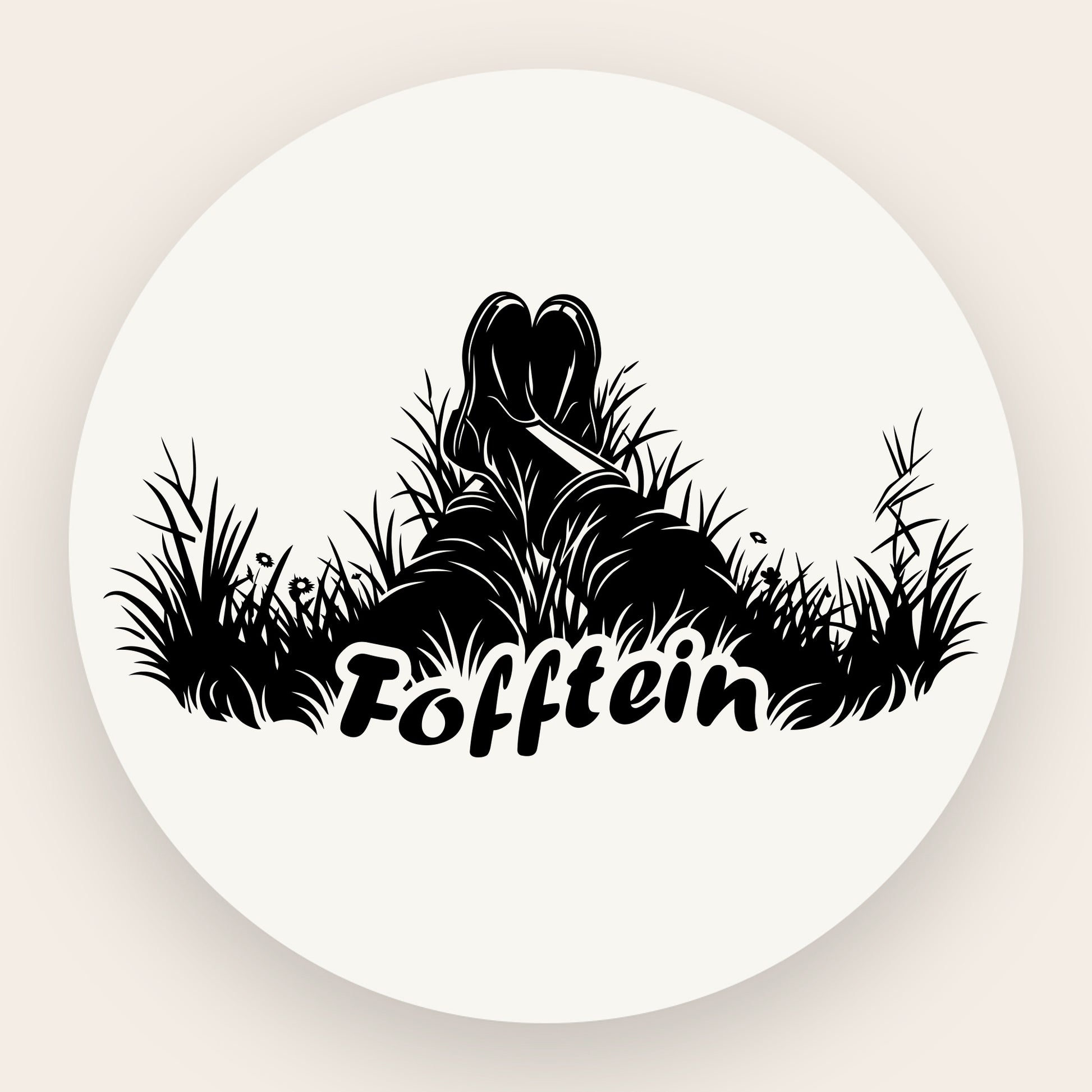 Schwarze Grafik auf Edelstahl: Detailansicht von zwei Gummistiefeln, die entspannt im hohen Gras liegen, darunter der Schriftzug „Fofftein“ in klarer Typografie.