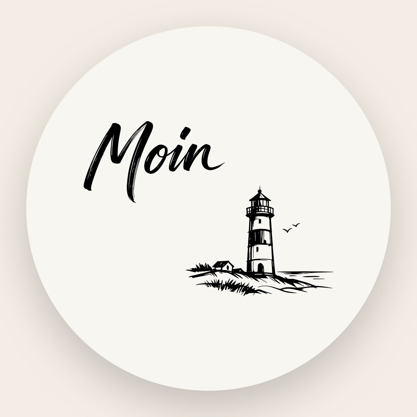 Schwarze Grafik auf weißem Grund: Ein minimalistischer Leuchtturm an der Küste mit kleinen Vögeln und dem handschriftlichen Wort „Moin“.