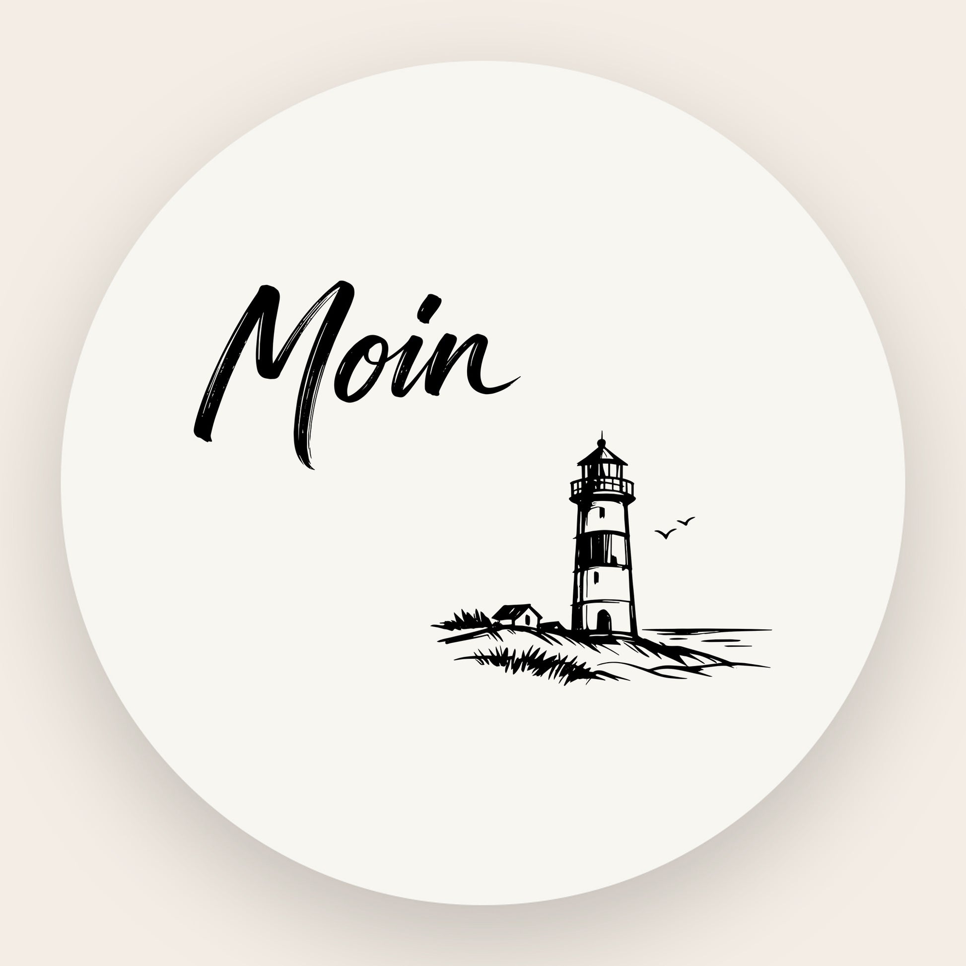 Schwarze Grafik auf weißem Grund: Ein minimalistischer Leuchtturm an der Küste mit kleinen Vögeln und dem handschriftlichen Wort „Moin“.