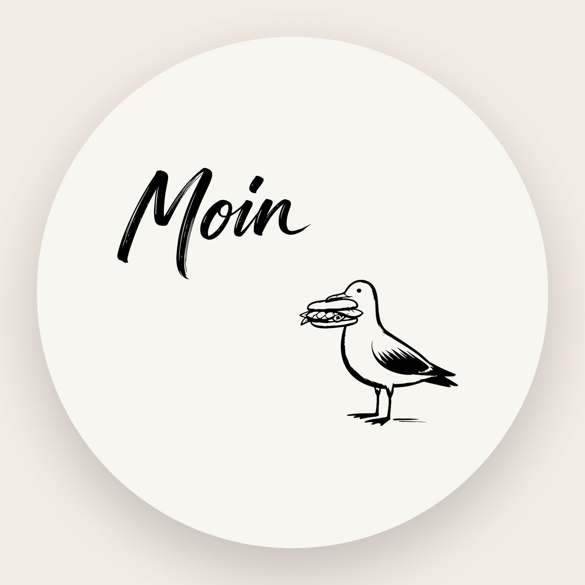 Schwarze Grafik einer stehenden Möwe mit Fischbrötchen im Schnabel, minimalistischer nordischer Stil auf satiniertem Grund.