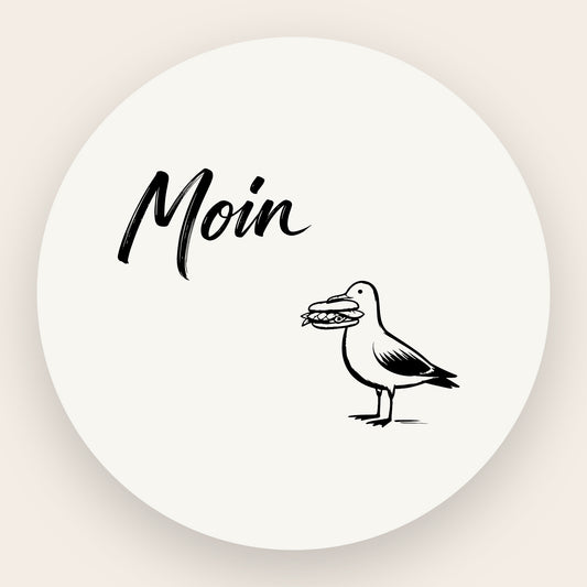 Schwarze Grafik einer stehenden Möwe mit Fischbrötchen im Schnabel, minimalistischer nordischer Stil auf satiniertem Grund.