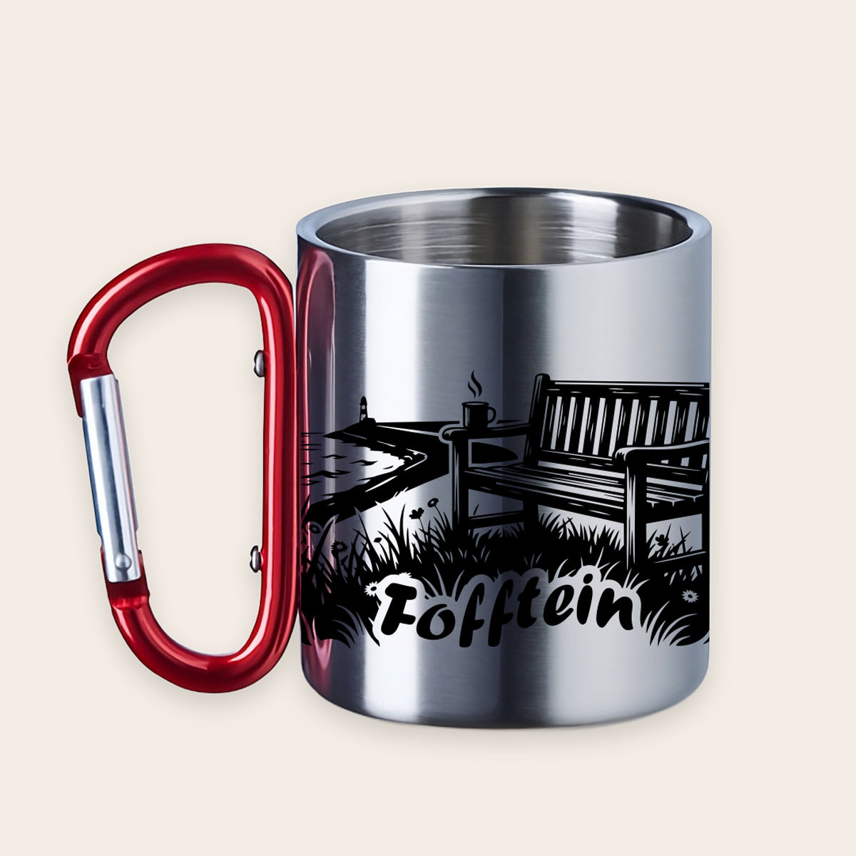 Silberner Edelstahlbecher mit rotem Karabinergriff und schwarzem Aufdruck einer Parkbank am Deich mit dem Schriftzug „Fofftein“