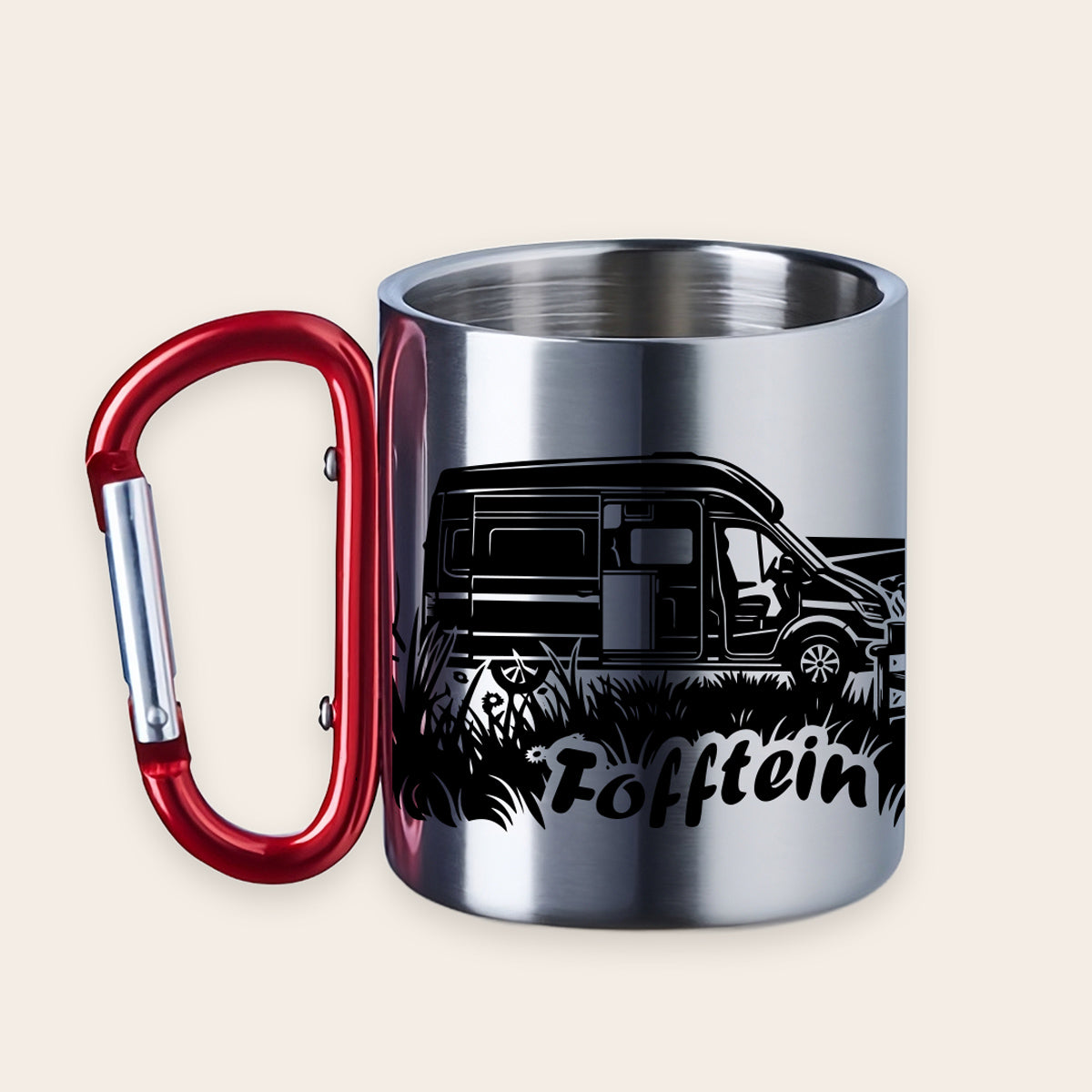 Silberner Edelstahlbecher mit rotem Karabinergriff und schwarzem Aufdruck eines Campers/Vans im Grünen mit dem Schriftzug „Fofftein“.