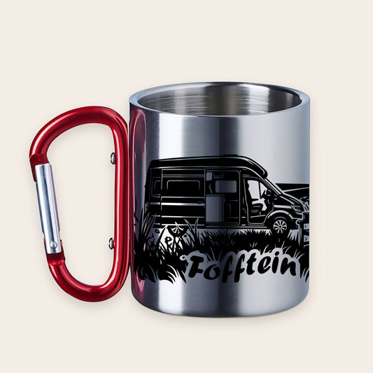 Silberner Edelstahlbecher mit rotem Karabinergriff und schwarzem Aufdruck eines Campers/Vans im Grünen mit dem Schriftzug „Fofftein“.