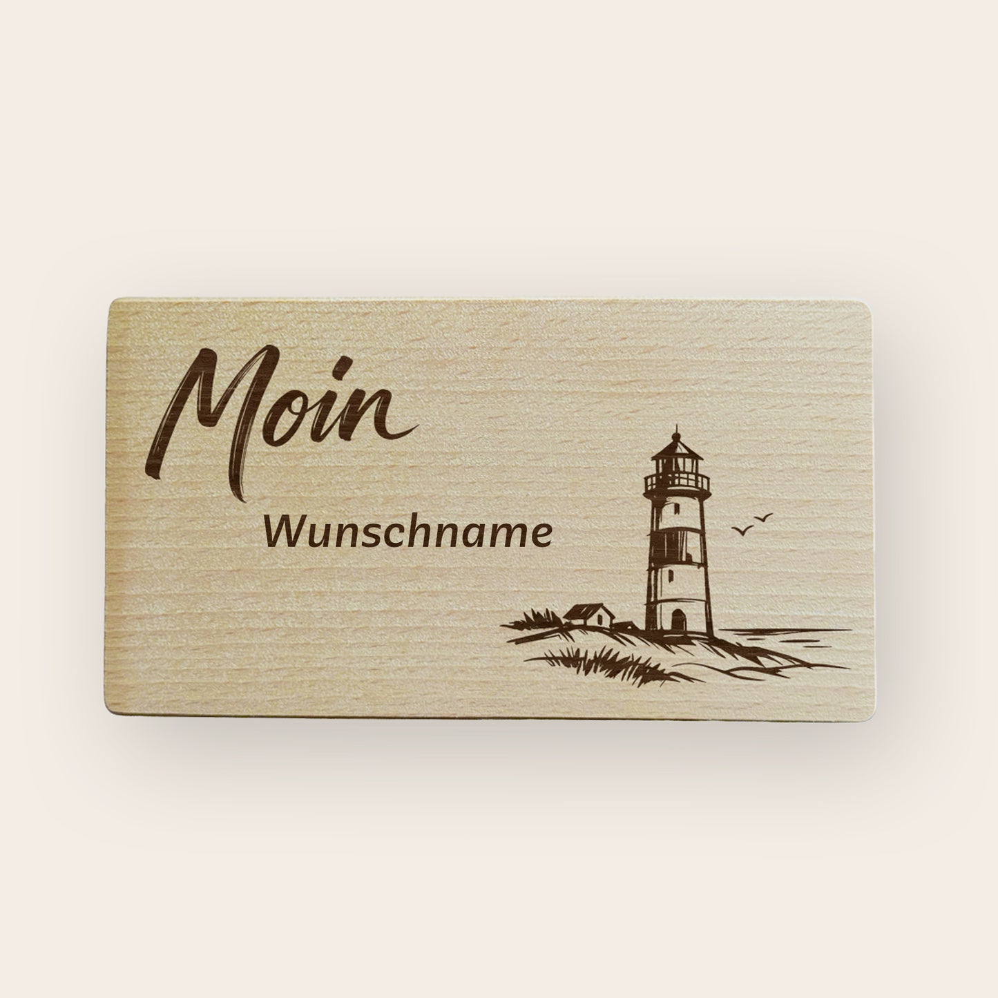 Frühstücksbrettchen aus Holz mit Leuchtturm-Gravur und Beispiel für die Platzierung eines Wunschvornamens unter dem Motiv