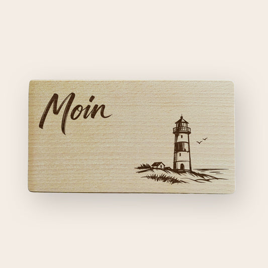 Frühstücksbrettchen aus Holz mit Lasergravur eines Leuchtturms und Moin Schriftzug