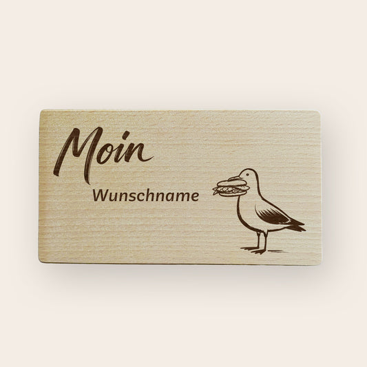 Frühstücksbrettchen mit Moin Schriftzug und einer Möwe mit einem Fischbrötchen im Schnabel und dem Wort Wunschname als Platzhalter für den eigenen Vornamen