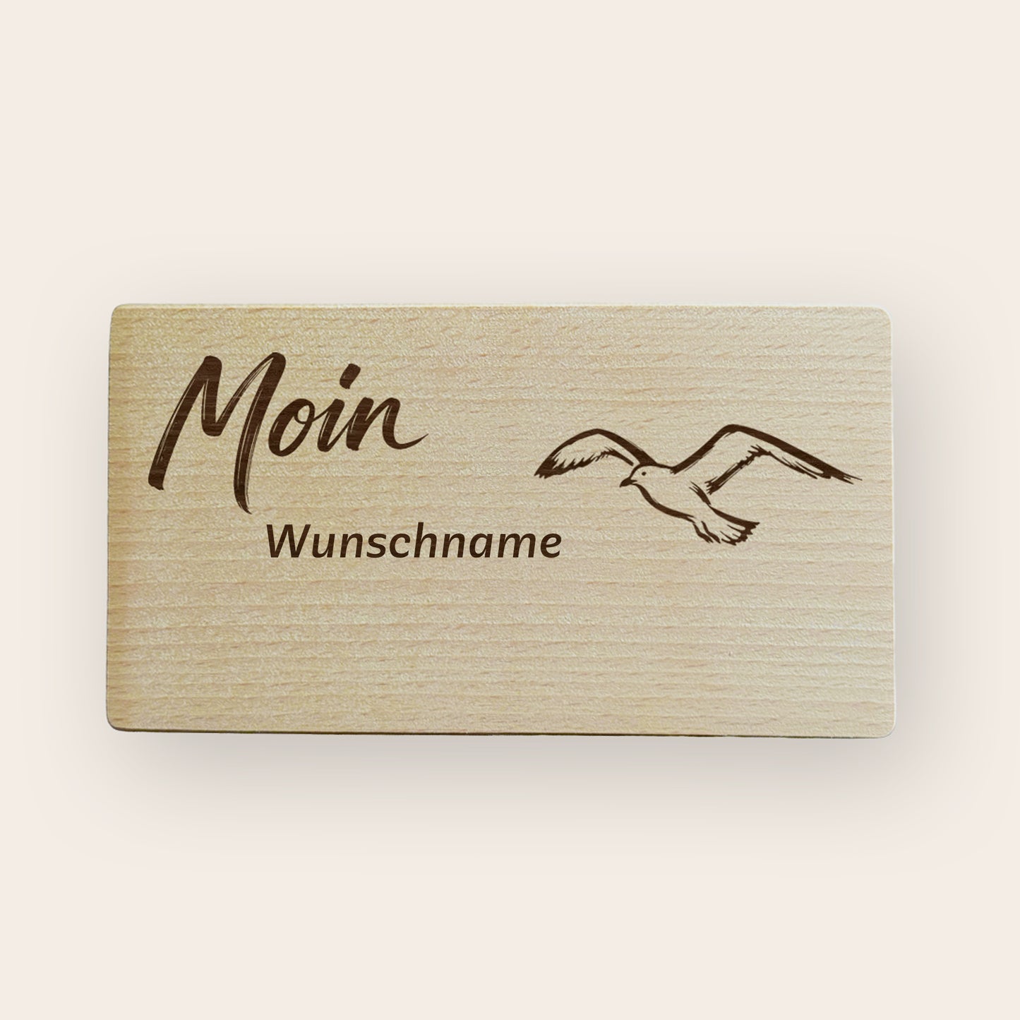 Frühstücksbrettchen mit Lasergravur einer fliegenden Möwe und Schriftzug Moin mit dem Wort Wunschname als Platzhalter im maritimen Stil.