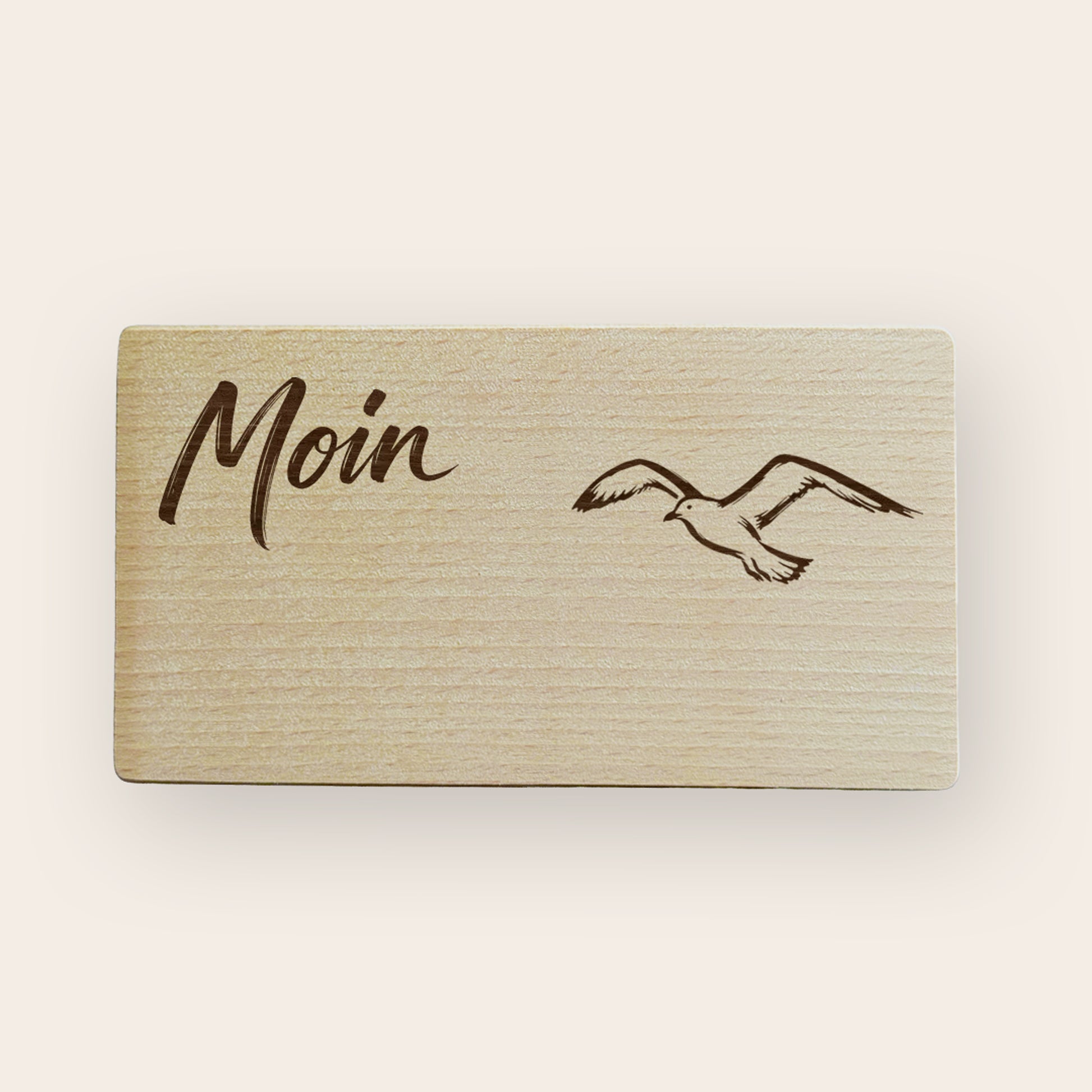 Holzbrettchen mit Lasergravur einer fliegenden Möwe im maritimen Stil.