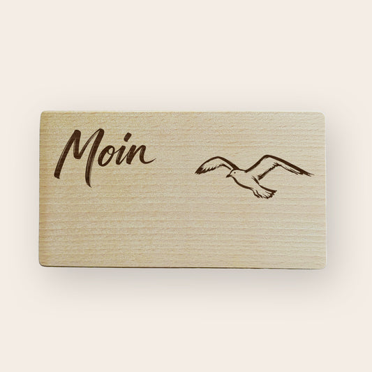 Holzbrettchen mit Lasergravur einer fliegenden Möwe im maritimen Stil.