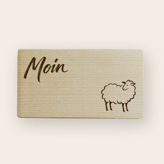 Holz-Frühstücksbrettchen mit graviertem Schaf-Motiv im norddeutschen Stil.