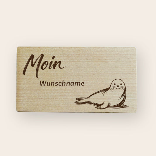 Personalisierbares Brettchen mit Robbe und Beispiel für die Namensplatzierung.