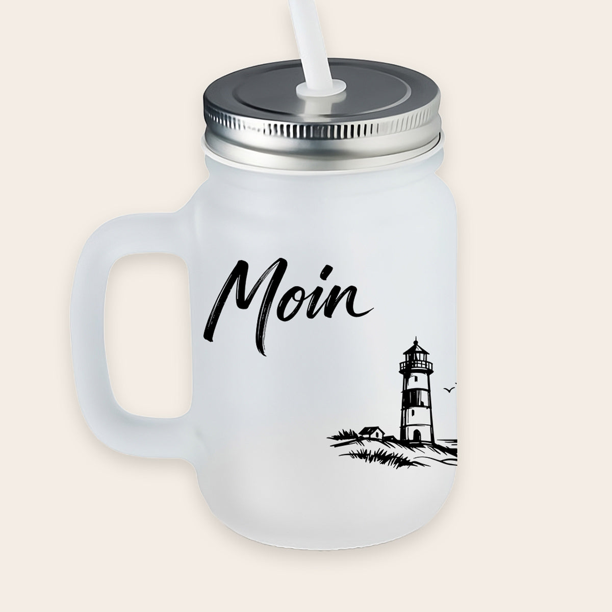 Satiniertes, matt-weißes Trinkglas mit Henkel, Metalldeckel und weißem Strohhalm, bedruckt mit schwarzem Leuchtturm-Motiv und dem Schriftzug „Moin“.