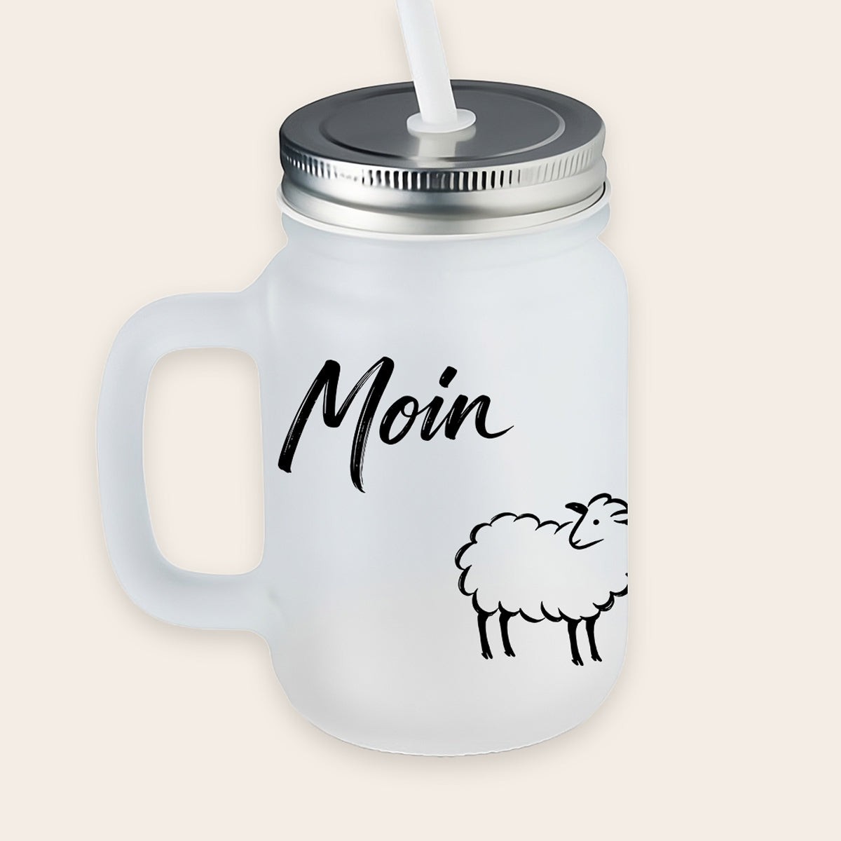 Satiniertes, matt-weißes Trinkglas mit Henkel, Metalldeckel und weißem Strohhalm, bedruckt mit einem schwarzen Schaf-Motiv und dem Schriftzug „Moin“.