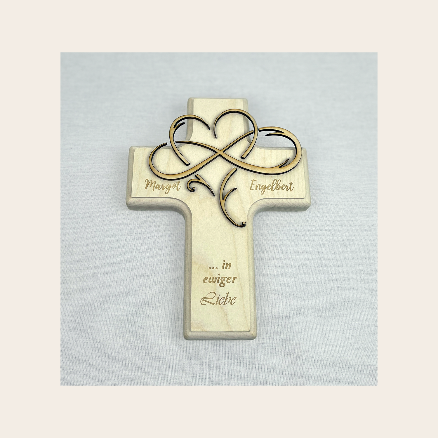 Holzkreuz mit Gravur mit persönlichem Text und Infinity-Herz ausgelasert