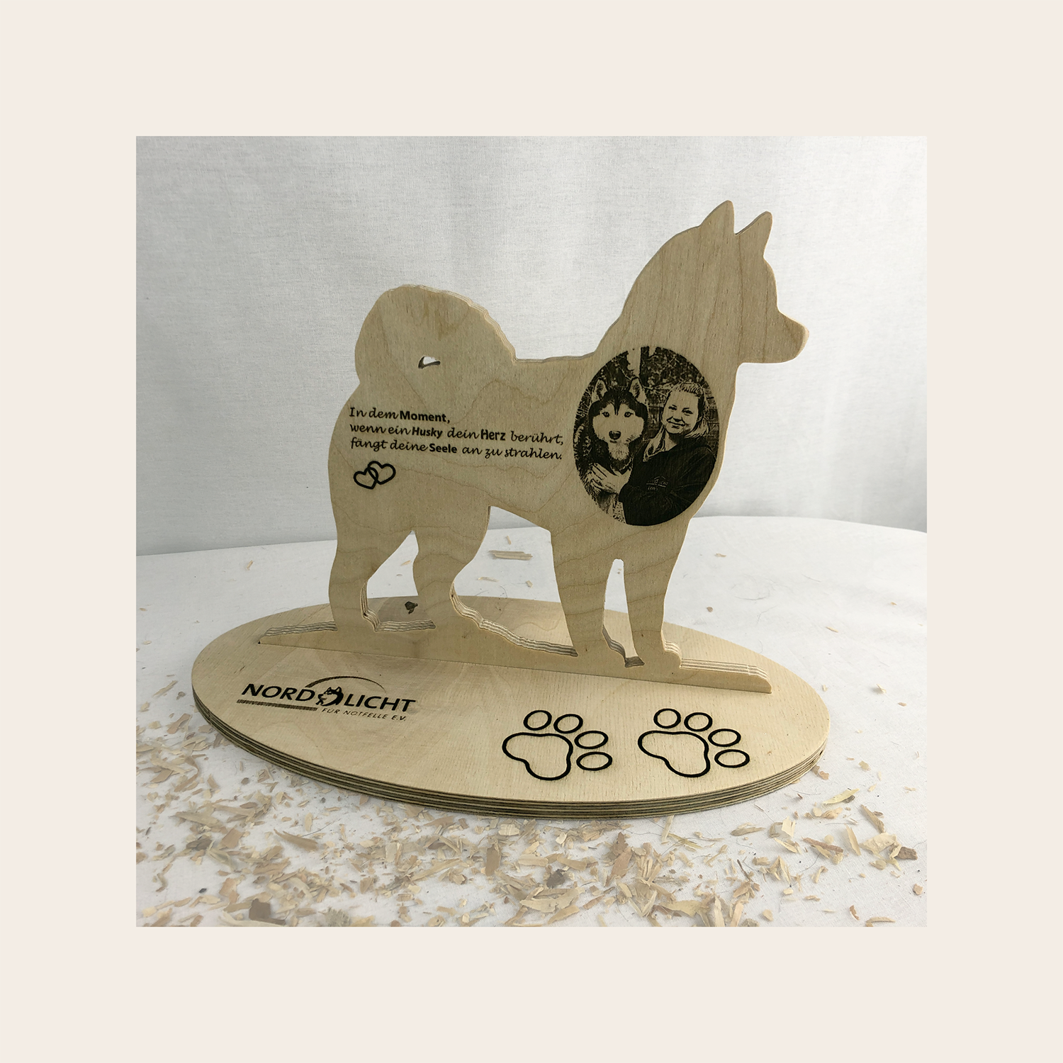 Holzfigur in Form eines Husky mit Gravur -Text und Foto auf Holzplatte