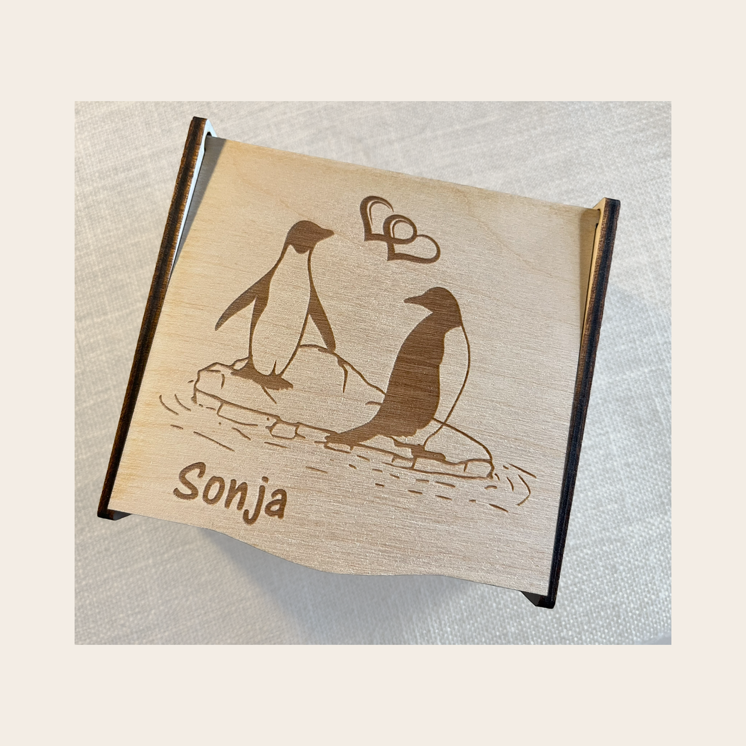 Holzkästchen mit Gravur von Pinguinen und Name auf Holz