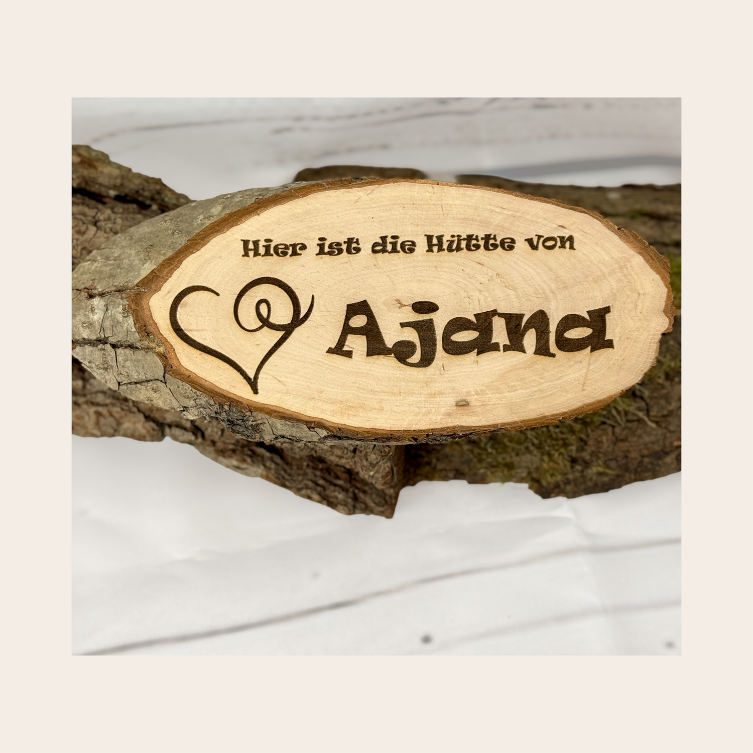 Ovales Holzschild aus Baumscheibe mit Gravur und personalisiertem Namen