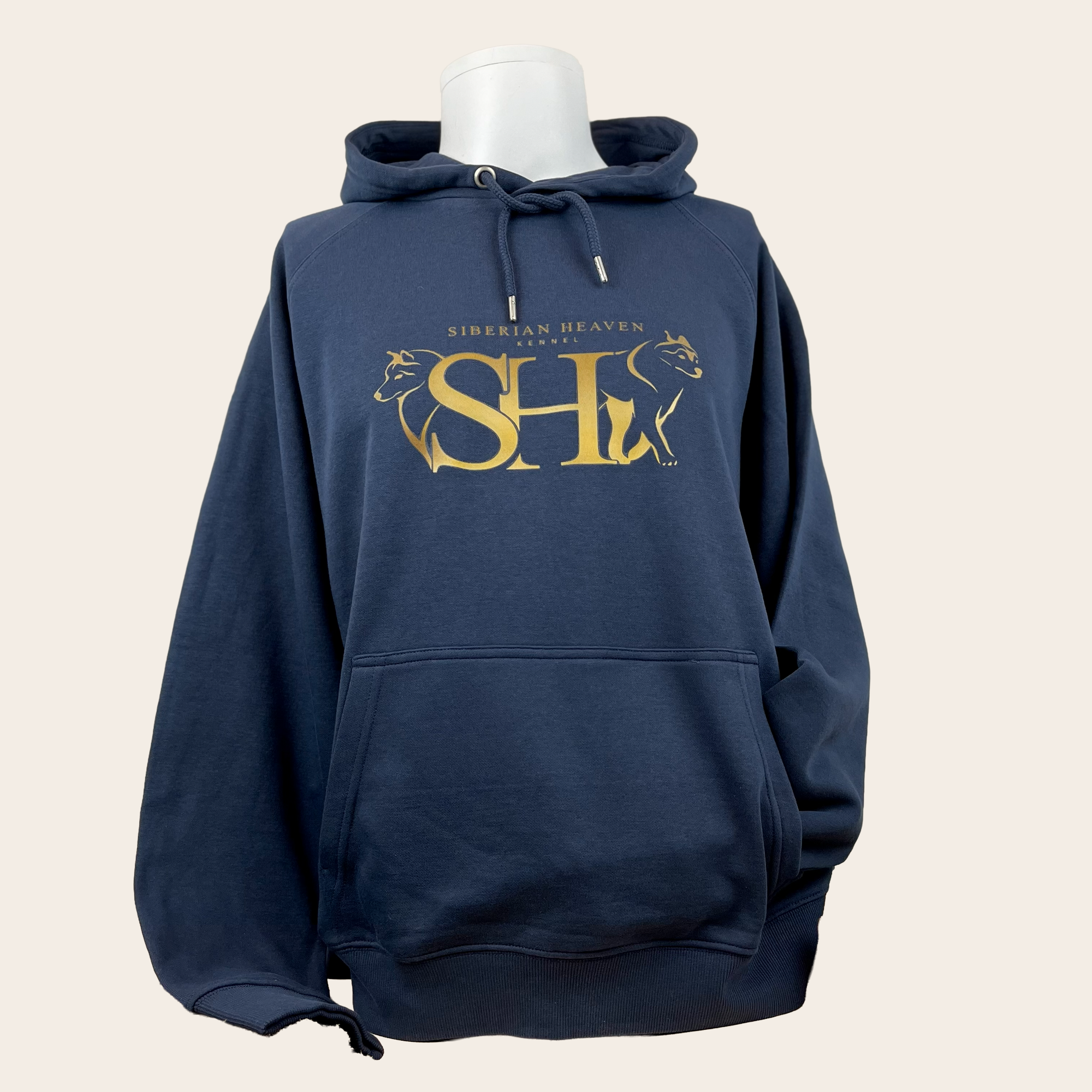 Individueller Textildruck: Blauer Hoodie mit goldenem Logo-Druck.